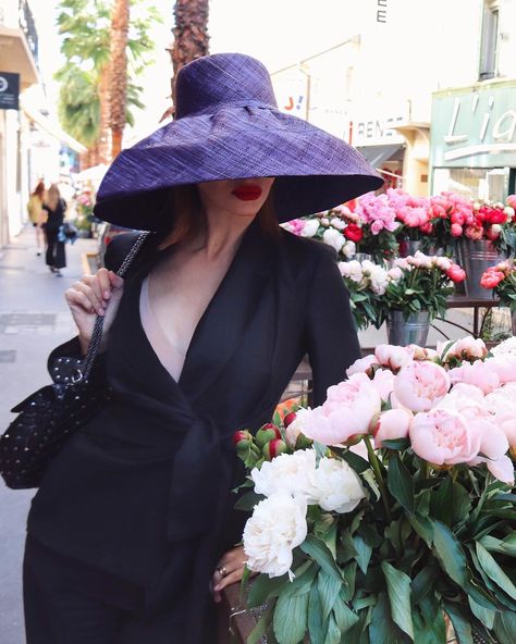 Zaklina Berrido Pisano on Instagram: “That incredible atmosphere 💐 #sttropez #france #casinomontecarlo #montecarlo #grandmotherthatlovesfashion #lovegetsloveinreturn…” Hat Styling, Fade To Black, How To Look Classy, Look Chic, Hat Fashion, Floppy Hat, Insta Fashion, Wrap Dress, Fashion Blogger