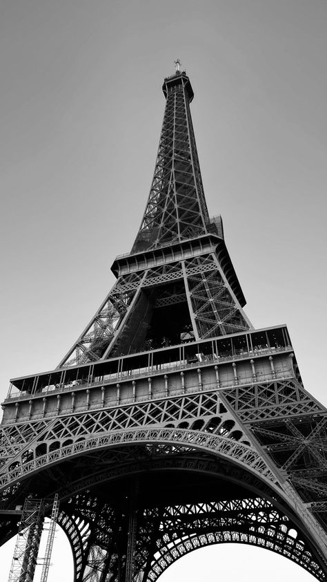 #paris #eiffel #tower Efile Tower, Eiffel Tower Pictures, Tower Photography, Sza Singer, Eiffel Tower Photography, Iphone Lockscreen Wallpaper, Black Picture, Paris Eiffel Tower, Screen Wallpaper