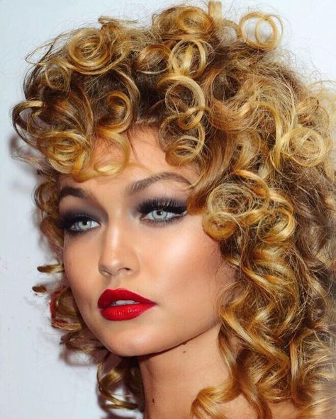 Gigi Hadid Sandy Costume, Sandy Makeup Grease, Sandy Grease Outfit, Sandy Grease Costume, Grease Makeup, Sandy Costume, Grease Outfits, Grease Costume, Sandy Grease