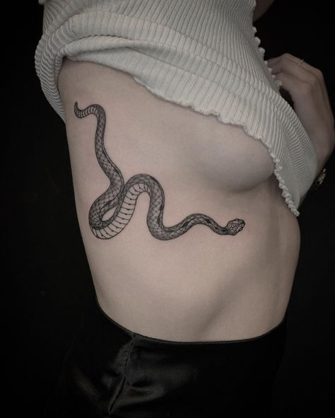 Side Piece Tattoos, Rip Tattoos For Mom, Tattoos On Side Ribs, Stomach Tattoos Women, Waist Tattoos, Serpent Tattoo, Ribcage Tattoo, Hand Tattoos For Girls, Snake Girl