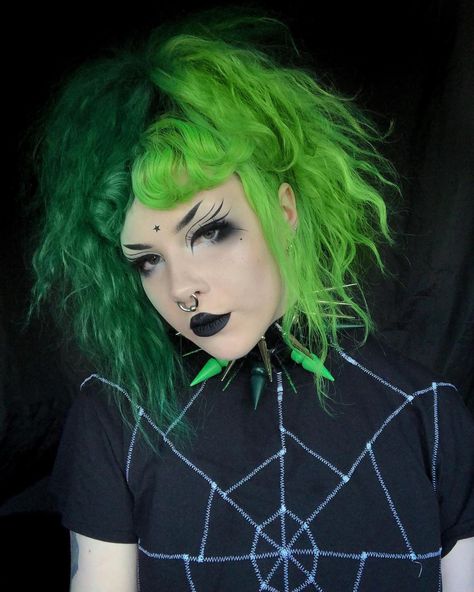 Halloween Hair Dye Ideas, Half Green Hair, Clientele Aesthetic, Green And Black Split Dye Hair, Green Hair Split Dye, Green Split Dye, Spooky Hair Color, Green Split Dye Short Hair, Green And Yellow Hair