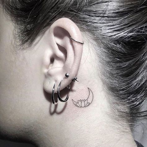 Half Moon Tattoo Behind Ear, Behind The Ear Moon Tattoo, Tato Flower, Moon Behind Ear Tattoo, Moon Tattoo Behind Ear, Small Easy Tattoo Ideas, Easy Tattoo Ideas, Tattoos Feminine, Tattoo Cafe