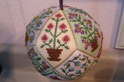 Quaker Ball, Pretty Background, Biscornu Cross Stitch, In My Element, Flowers Cross Stitch, Cross Stitch Cross, Stitch Cross Stitch, Stitch Flowers, Cross Stitch Finishing