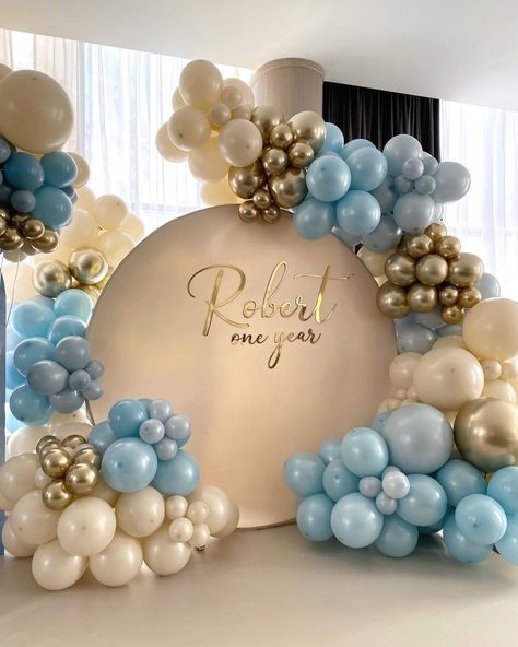 Baby Blue Balloon Arch, Deco Ballon, Baby Shower Sweets, Baby Shower Deco, 1st Birthday Party Decorations, Grad Caps, Birthday Party Theme Decorations, First Birthday Decorations, Birthday Balloon Decorations