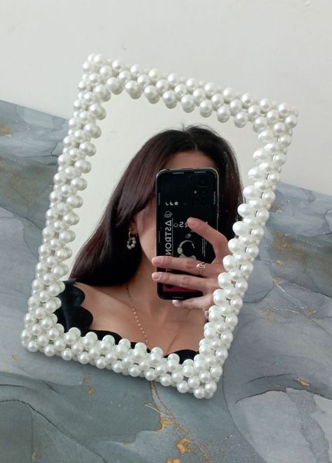 Pearl Mirror Diy, Make Mirror Frame, Make A Mirror Frame, Mirror Diy Ideas, Frame For Mirror, Mirror Frame Ideas, Pearl Ideas, Spiegel Diy, Pearl Mirror