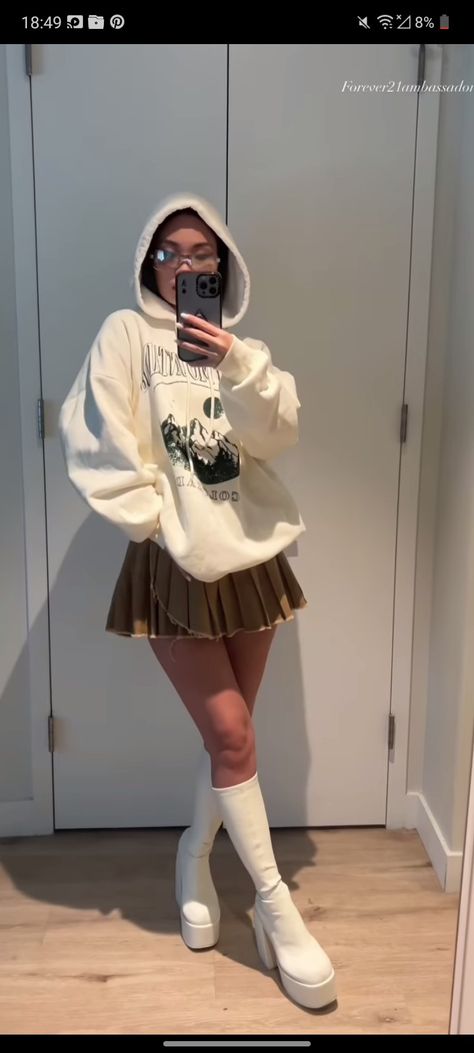 Hoodie Mini Skirt Outfit, Oversized Hoodie With Skirt, Ramen Date Outfit, Casual Outfits With Skirts, Hoodie And Skirt Outfits, Sandwich Outfit, Hoodie With Skirt, Class Outfits, Lit Outfits