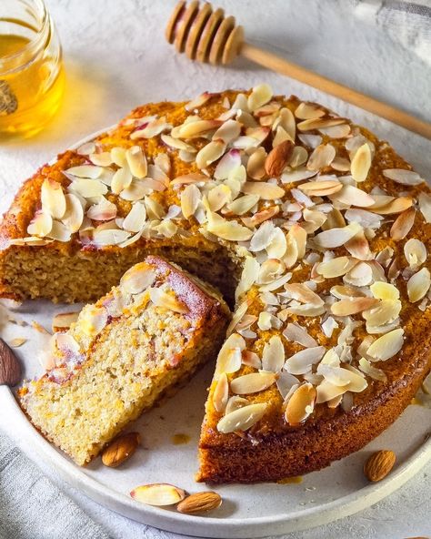 🍯 Honey Almond Cake 🍰 A simple yet elegant cake infused with the natural sweetness of honey and the nutty richness of almonds, perfect for a light dessert. Ingredients: 1 1/2 cups almond flour 1/2 cup all-purpose flour 1 teaspoon baking powder 1/4 teaspoon salt 1/2 cup butter (softened) 1/2 cup honey 2 eggs 1/2 teaspoon almond extract 1/2 cup sliced almonds (for topping) For the glaze: 2 tablespoons honey 1 tablespoon lemon juice Directions: 1️⃣ Preheat oven to 350°F (175°C). Grease and f... Honey Almond Cake, Honey Dessert, Honey Powder, Light Dessert, Elegant Cake, Almond Extract, Honey Almonds, Light Desserts, Almond Cake