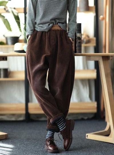 Dark Academia Fashion Pants, Warm Pants, Queer Fashion, Androgynous Fashion, Brown Pants, Fashion Mode, Mode Inspiration, Corduroy Pants, Look Fashion