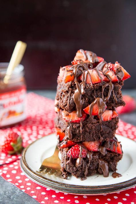 Valentines Healthy Desserts, Brownies Topping Ideas, Nutella Valentines, Nutella Drizzle, Brownie Desserts Recipes, Strawberry Brownies, Raspberry Bars, Homemade Snickers, Covered Strawberry