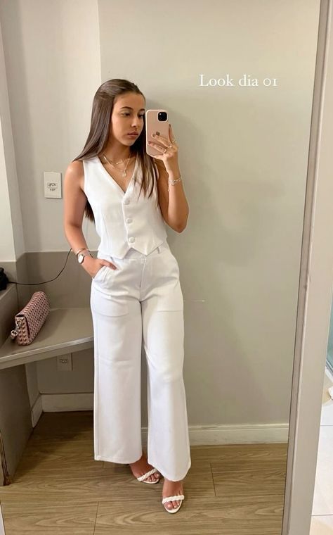 Off White Suits Women, Two Piece Graduation Outfit, Outfit Sport Elegante, Outfit Sastrero, White Party Outfits Women, White Polo Outfit, Outfit Formal Mujer, Nike Hoodies, Casual Oufits