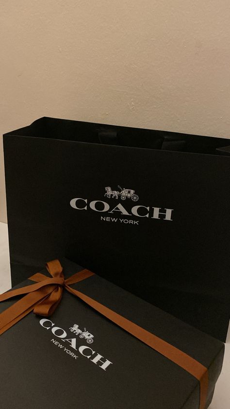 Coach Aesthetic, Rich Gifts, Purse Aesthetic, Luxury Birthday Gifts, Aesthetic Bag, Coach Shop, Birthday Ideas For Her, Relationship Psychology, Cream Aesthetic