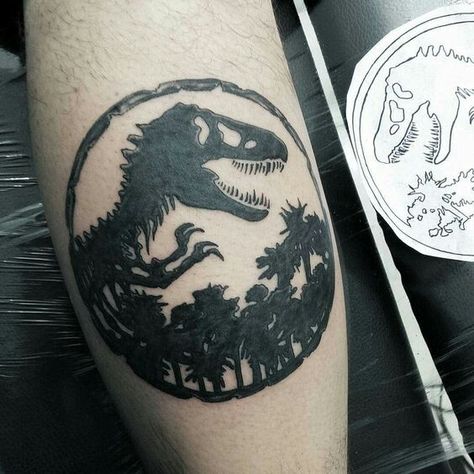 Jurassic park tatoo Jurassic Park Tattoo Ideas, Jurassic Park Tattoo, Dinosaur Tattoo, Dinosaur Tattoos, Movie Tattoo, Movie Tattoos, Geek Tattoo, Geniale Tattoos, Gaming Tattoo