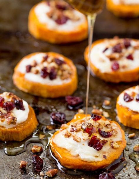 Honey Appetizers, Sweet Potato Rounds, Potato Rounds, Goat Cheese Appetizer, Cheese Appetizer, Thanksgiving Appetizers, Cheese Appetizers, Snacks Für Party, Small Bites