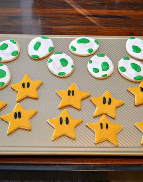 Yoshi Party Favors, Mario Theme Cookies, Mario Party Cookies, Nintendo Cookies, Mario Games For Kids, Mario Desserts, Video Game Cookies, Yoshi Party, Mario Cookies