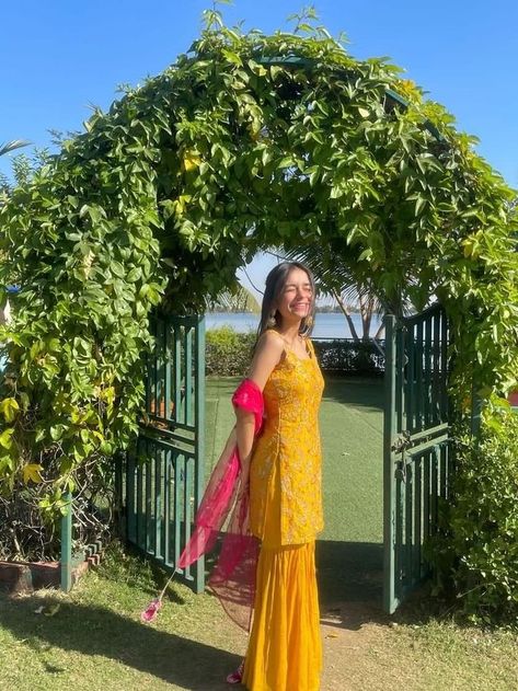 Halfi Outfit For Girl, Photography Poses In Sharara, Haldi Outfits Aesthetic, Modest Haldi Outfits, Haldi Inspo Outfit, Sharara Aesthetic Pics, Sharara Pic Pose, Indian Outfit Poses Ideas, Poses With Sharara