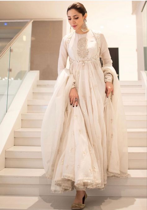 Mahira Khan Anarkali, Mahira Khan Outfits, Outfit Ideas Pakistani, Shadi Dress, Eid Outfit Ideas, Eastern Wear, Cloth Ideas, Desi Fits, White Inspiration