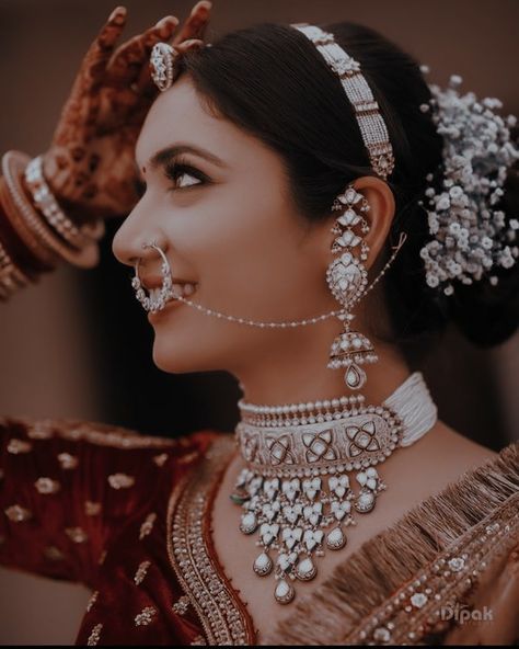 Rajasthani Look, Mang Tika, Rajasthani Bride, Best Indian Wedding Dresses, Indian Bride Poses, Mang Tikka, Indian Bride Makeup, Rajasthani Dress, Hand Band