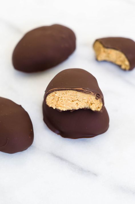 Healthy Vegan Peanut Butter Eggs Chocolate Peanut Butter Eggs, Peanut Butter Eggs Recipe, Reese Peanut Butter Eggs, Vegan Chocolate Peanut Butter, Peanut Butter Eggs, Peanut Butter Roll, Vegan Peanut Butter, Healthy Peanut Butter, Honey Oatmeal