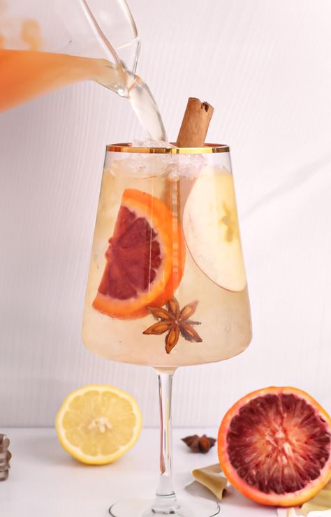 Non Alcoholic White Sangria, Thanksgiving Mocktails Non Alcoholic, Virgin White Sangria, Low Calorie Mocktail, Alcohol Free Sangria, Mocktail Sangria, White Cranberry Sangria, Fruity Mocktail, Sangria Mocktail