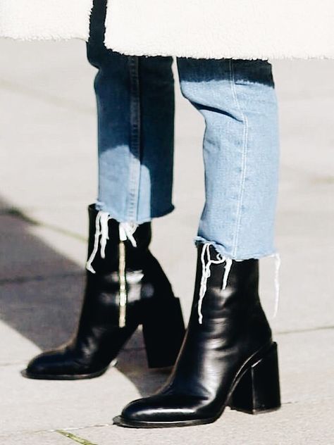 pinterest: kanyewestfall ☾ // i.g: debbiearellano Boots Minelli, Boating Outfit, High Shoes, Winter Stil, Shoes High, Winter Trends, Ann Demeulemeester, Martin Boots, Black Women Fashion