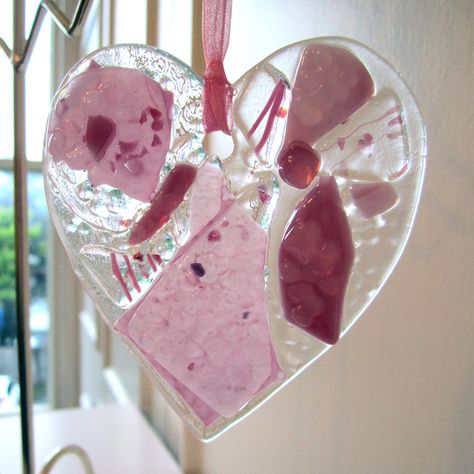 Fused Heart Glass Windchimes, Heart Suncatcher, Melting Glass, Glass Fusion Ideas, Glass Hearts, Fused Glass Artwork, Fused Glass Ornaments, Glass Fusing Projects, Glass Art Projects