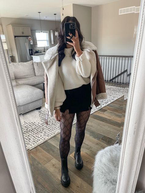 Mini Skirt Outfit Tights, Chelsea Boots Skirt, Outfit Chunky Boots, Mock Neck Sweater Outfit, Gucci Tights Outfit, Black Mini Skirt Outfit Winter, Boots And Skirt Outfit, Skirt And Tights Outfit, Black Chelsea Boots Outfit