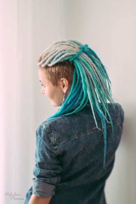 10 Coolest Mohawk Dreads Styles For Ladies To Try In 2024 Half Dreaded Hair, Mohawk Dreads, Dreads With Undercut, Synthetic Dreads Hairstyles, Short Haircut Tutorial, Hairstyles Dreadlocks, Dreads Short Hair, Weird Haircuts, Short Haircut For Women