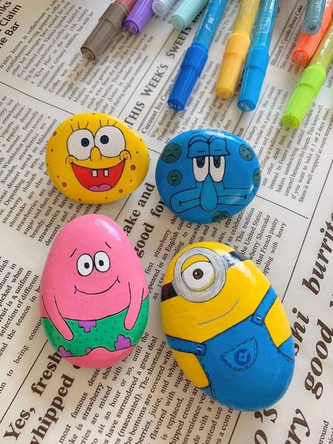 Painted Rocks Characters, Rock Painting Cartoon Characters, Painted Rocks Kids Easy, Cartoon Rock Painting, Stone Painting Ideas Creative Rock Art, How To Paint Rocks, Creative School Project Ideas, Diy Rock Art, Stone Art Painting