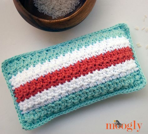 Mod Stripes Rice Bag - crochet pattern by Moogly! #diy #home #health Crochet Heating Pad, Rice Bag, Crochet Shell Stitch, Rice Bags, Crochet Kitchen, Crochet Magazine, Heating Pad, Crochet Rug, Purse Patterns