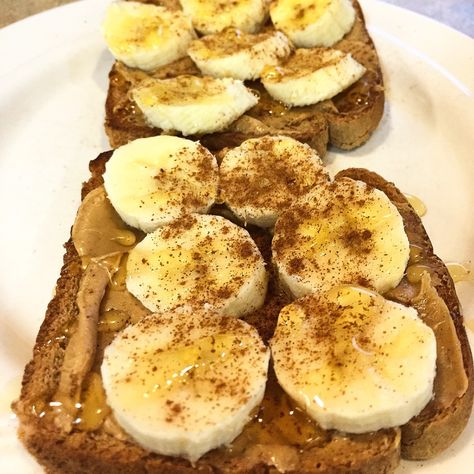 9 Dining Hall Hacks Every Breakfast-Lover Should Know Healthy College Meals, Easy Toast, Sliced Banana, Healthy College, Healthy Bedtime Snacks, Healthy School Snacks, Healthy Protein Snacks, Clean Eating Lunch, Breakfast Lovers