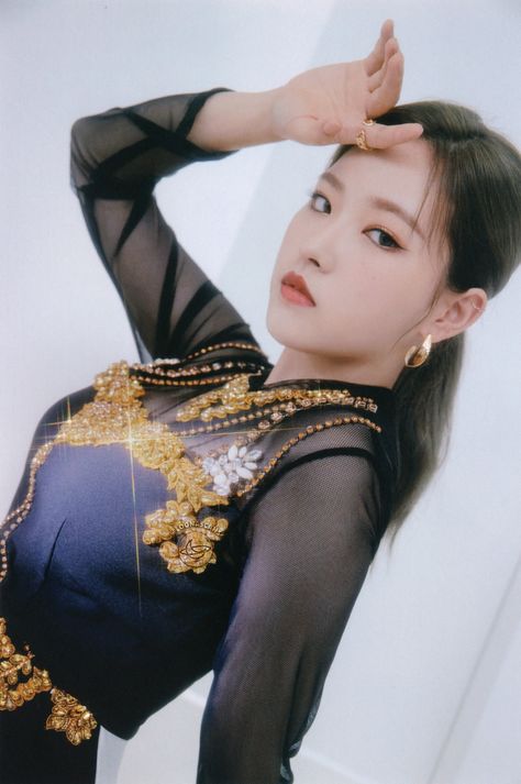 Loona Queendom, Town Photoshoot, Loona Scans, Olivia Hye, Korean Entertainment, Popular Music, Entertainment Industry, Role Models, South Korean Girls