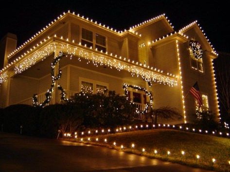 Christmas Lights Outside, White Christmas Lights, String Lights In The Bedroom, Christmas Light Installation, Hanging Christmas Lights, Christmas House Lights, Xmas Lights, Casa Exterior, Led Christmas Lights