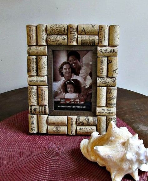 10 Awesome DIY Wine Corks Projects That You Should Make | Homesthetics - Inspiring ideas for your home. Wine Cork Frame, Library Magic, Cork Frame, Diy Cork, Wine Cork Diy Crafts, Cork Ideas, Wine Cork Projects, Recycled Wine Corks, Cork Crafts Diy