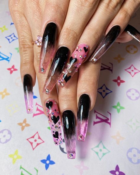 🎀💅🏻𝑵𝑨𝑰𝑳$ 4 BAD GIRLS💅🏻🎀 on Instagram: “🖤💗Black faded🖤💗 amo diseñarle las uñas a mi bb @_aliii la reina del pink jelly . . #jellynails #pinkjelly #glitternails #crazynails…” Flames Nails, Nails Goth, Girls Nail Designs, Goth Nails, Edgy Nails, Grunge Nails, Her Nails, Really Cute Nails, Nails Halloween