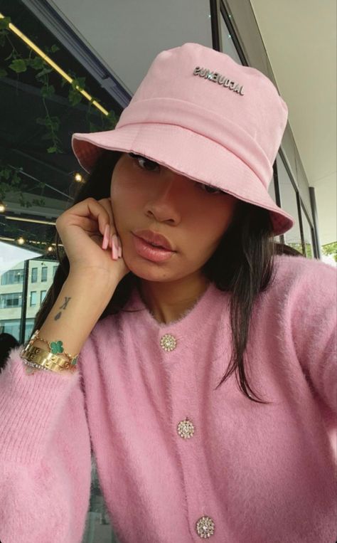 Jacquemus Hat Outfit, Bucket Hat Fashion, Summer Poses, Fishing Hat, Different Hairstyles, Outfits With Hats, Pink Aesthetic, Textured Hair, Beach Outfit