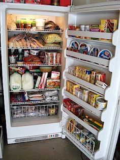 Freezing Food, Live On Less, Crock Pot Freezer, Freezer Organization, Freezer Storage, Freezer Meal, Fridge Organization, Food Saver, Freezer Cooking