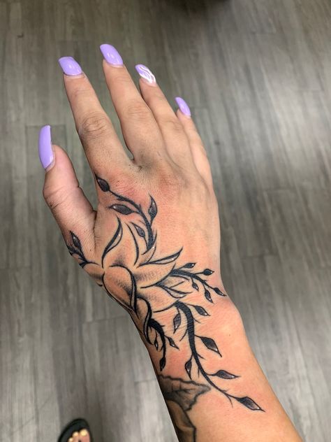 Tattoo Hand Female, Tree Hand Tattoos For Women, Wrap Around Hand Tattoos For Women, Vine Hand Tattoos For Women, Floral Hand Tattoos For Women, Hand And Wrist Tattoos For Women, Leaf Hand Tattoo, Vine Hand Tattoo, Hand Wrist Tattoo