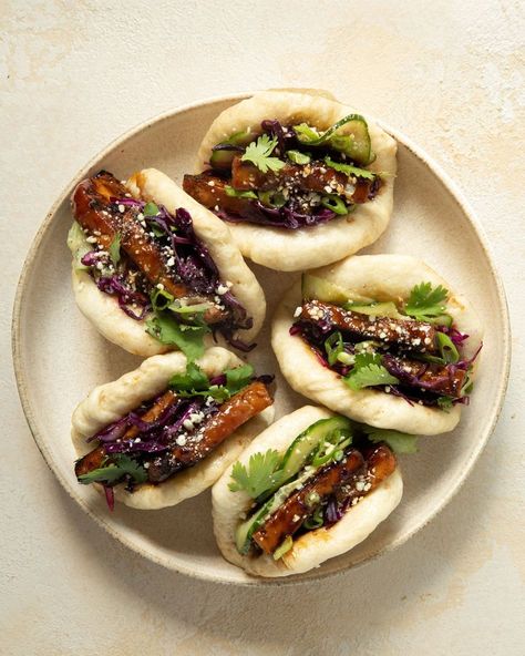 Filled with glazed sticky tofu, crisp veg and crunchy peanuts, these soft and fluffy vegan bao buns are comforting, hearty and fresh all at the same time. Grab our recipe here. Tofu Bao Buns, Tofu Bao, Vegan Bao Buns, Vegan Bao, Bao Buns Recipe, Pb Recipes, Sticky Tofu, Koreansk Mat, Vegetarian Asian