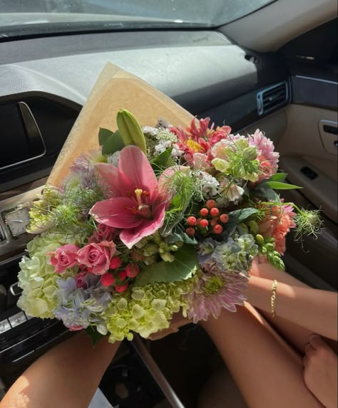 Pretty Boquet Aesthetic, Bouquet From Boyfriend, Getting Flowers From Him, Flower Bouquets Aesthetic, Julianna Core, Bouqette Of Flowers, Birthday Floral Arrangements, Flower Boquettes, Cute Flower Bouquets