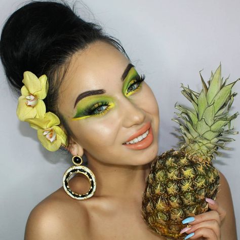 pineapple makeup daiana kir Fruit Inspired Makeup, Pineapple Makeup, Look Tropical, Makeup Challenges, Inspired Makeup, Ash Brown, Dipbrow, Fantasy Makeup, Eyeshadow Makeup