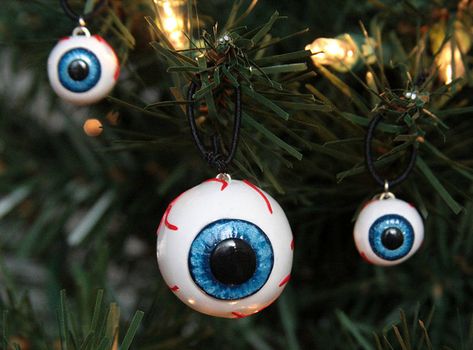 Black Christmas Decorations, Halloween Christmas Tree, Christmas Booth, Eye Balls, Scary Christmas, Christmas Horror, Creepy Christmas, Eye Decor, Dark Christmas