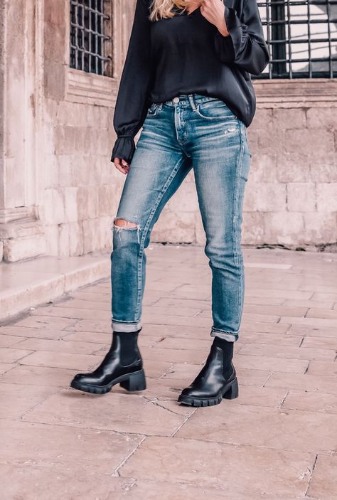 Chelsea Boots Ankle Pants, Chelsie Boots Outfits, Fall Chelsea Boot Outfits, Chelsea Boots Jeans, Chealse Boot Outfit Women, Chelsea Boots Street Style, Chelsea Boots With Jeans, Chelsea Boot Outfits Women, Jeans And Chelsea Boots