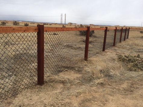 4' California Chain link fence using 4x4 cedar posts and 2x4 cedar top rail stained with Cabot Mahogany stain and 4' black chain link fabric. Black Chain Link Fence With Wood, Fence Post Installation, Black Chain Link Fence, Wood Fence Ideas, Cyclone Fence, Cedar Fence Posts, Chain Fence, Cedar Wood Fence, Wood Fence Post