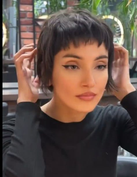 Balayage On Pixie Hair, Very Short Hair With Fringe, Shaggy Pixie Bob Haircut, Blonde Micro Bob, Micro Bangs Aesthetic, Pixie Straight Hair, Bob With Micro Bangs, Asymetrical Haircut Edgy, Micro Bob Haircut