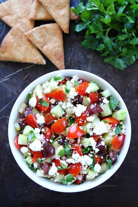 If you like the traditional Greek salad, you will love this salsa. It has all of the same ingredients: tomatoes, cucumber, onion, feta cheese, kalamata olives, parsley, oregano, and red wine vinegar, but it is served salsa style. It is simple, fresh, and healthy! Greek Salsa Recipe, Health Salad Recipes, Greek Salsa, Traditional Greek Salad, Cucumber Onion, Greek Appetizers, Parmesan Recipes, Inexpensive Meals, Health Ideas