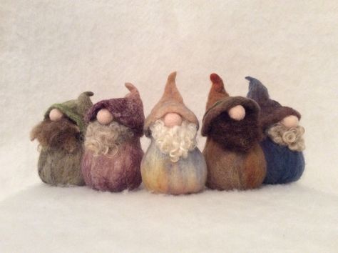 Needle Felted Gnomes, Felted Gnomes, Felted Creatures, Felting Animals, Felt Mushroom, Needle Felting Diy, Wool Felt Projects, Needle Felted Christmas, Needle Felting Tutorials