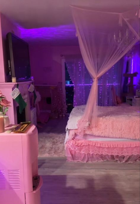 Pink Boujee Room Aesthetic, Brats Room Aesthetic, Barbie Core Aesthetic Room, Pink Bedroom Decor Aesthetic, Bratz Inspired Room, Pink Y2k Room Baddie, Girly Bedroom Aesthetic Baddie, Maddy Euphoria Bedroom, 90s Room Aesthetic Pink