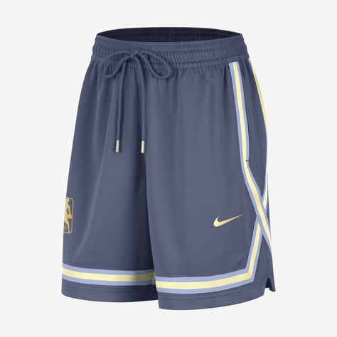 It's your game, and there's never been a better time to play. The Nike Fly Crossover Shorts are wider through the legs and hips, with a secure and comfortable waist and an optimal inseam length. With sweat-wicking technology to help keep you dry, nothing has to stop you from flying at full force. Crossover Shorts, Nba Shorts, Nike Clothes, Elite Shorts, Mha Dr, Things I Need To Buy, Basketball Season, Basketball Clothes, Workout Fits