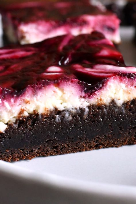 Blackberry Cheesecake Brownies Blackberry Cream Cheese, Chewy Chocolate Brownies, Icebox Cakes, Apple Crisps, Fruit Desert, Cheesecake Brownies Recipe, Easy Sandwich, Blackberry Cheesecake, Cheesecake Layer