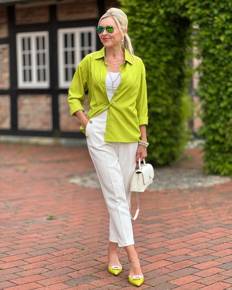 Outfit Camisa Verde, My Style Over 50, Lime Green Blouse, Casual Chic Outfit, Outfits For Women, Good Evening, Green Blouse, Fashion Over 50, 50 Fashion